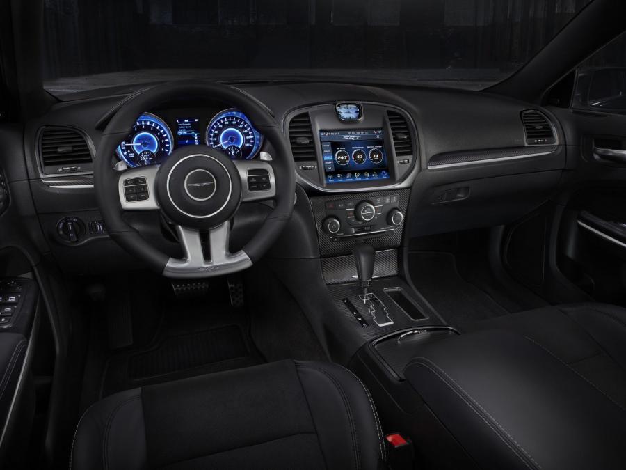  Chrysler 300C SRT8 2011 года  (фото 2 из 17)